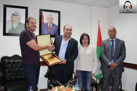 محافظة جنين تكرم طاقم جمعية إغاثة أطفال فلسطين